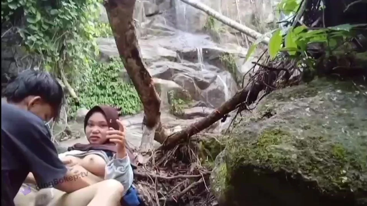 Thumbnail Hijab Ngewe Di Air Terjun